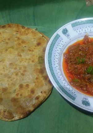 A picture of Timatar ki chutney with alo ka paratha.