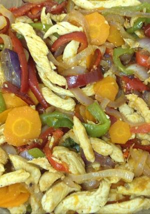 Una foto de Wok de pollo y vegetales