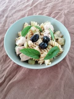 Une photo de Pâtes courgette poulet et olives