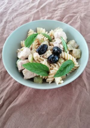 Une photo de Pâtes courgette poulet et olives
