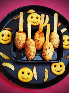 क्रिस्पी पोटॅटो चीज लॉलीपॉप (crispy potato cheese lollipop recipe in marathi) रेसिपी चे मुख्य फोटो