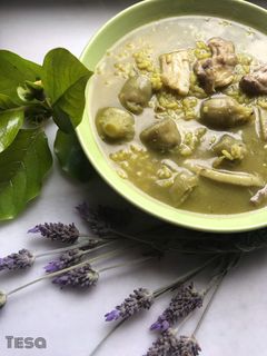 Una foto de Arroz caldoso con alcachofas, conejo y panceta