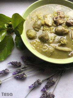 Una foto de Arroz caldoso con alcachofas, conejo y panceta