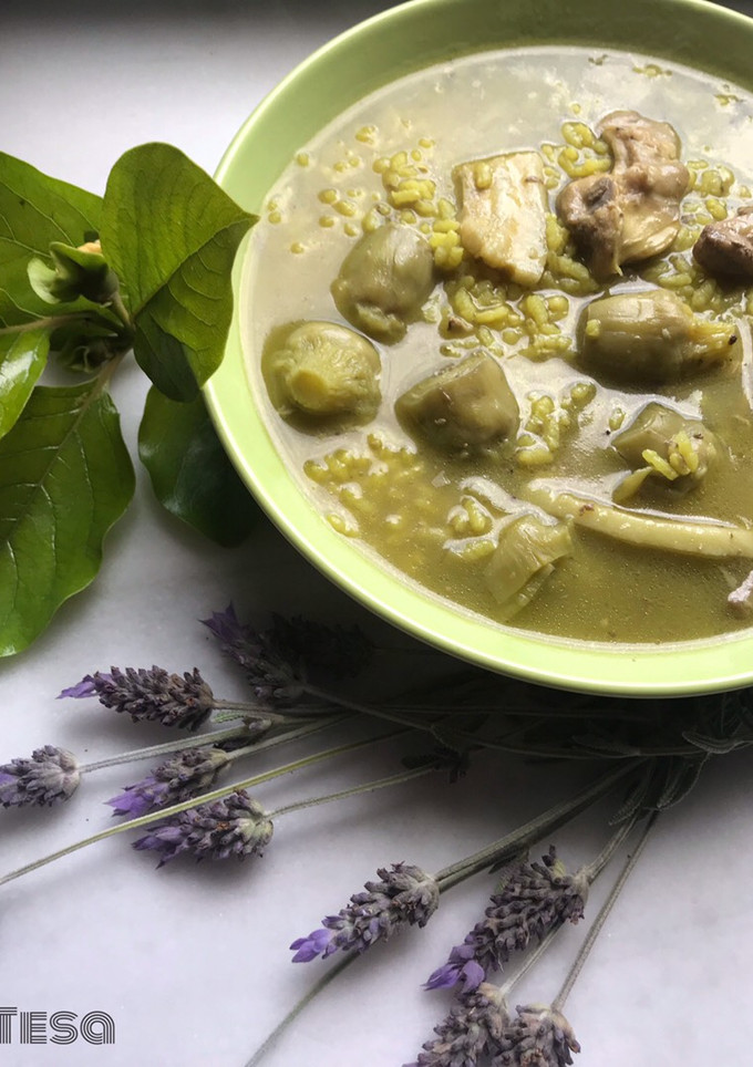 Una foto de Arroz caldoso con alcachofas, conejo y panceta