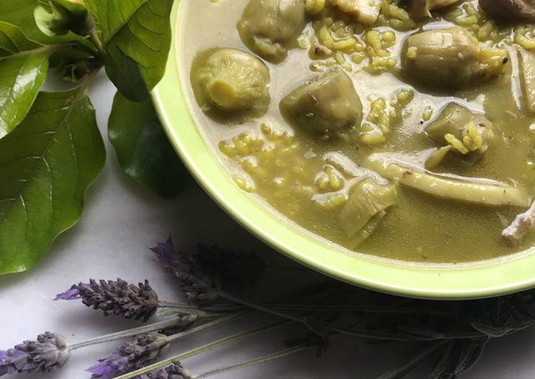 Arroz caldoso con alcachofas, conejo y panceta