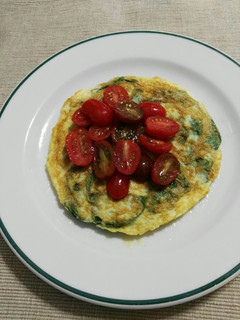 Una foto de Tortilla de espinacas y queso con cherrys