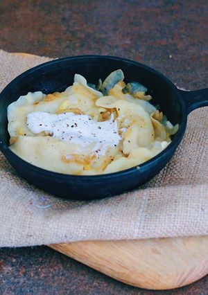 A picture of "Vareniki" or dumplings with potatoes.