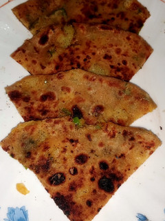 आलू का पराठा (aloo ka paratha recipe in Hindi) रेसिपी मुख्य फोटो