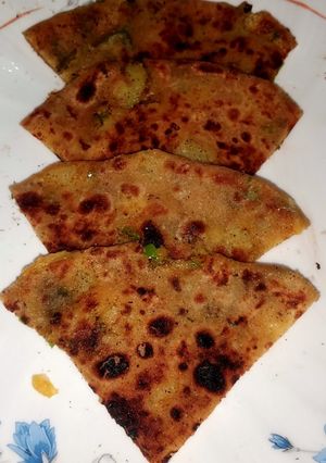 आलू का पराठा (aloo ka paratha recipe in Hindi) रेसिपी मुख्य फोटो