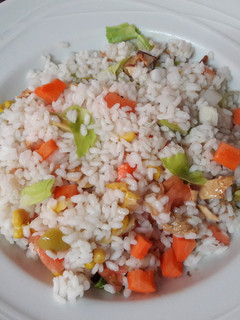 Una foto de Ensalada vegana dulce de arroz y crema de cacahuete 🥗