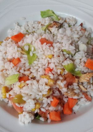 Una foto de Ensalada vegana dulce de arroz y crema de cacahuete 🥗