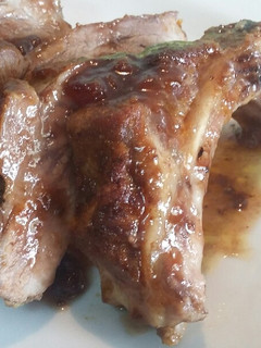 Una foto de Costillas con salsa de frutos rojos