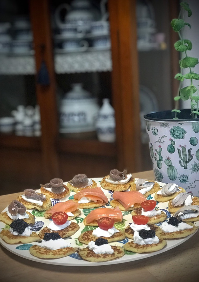 Una foto de Blini —canapés rusos—