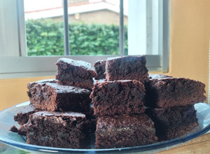 Una foto de Brownie con cacao en polvo
