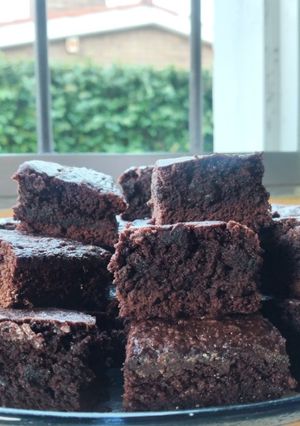 Una foto de Brownie con cacao en polvo