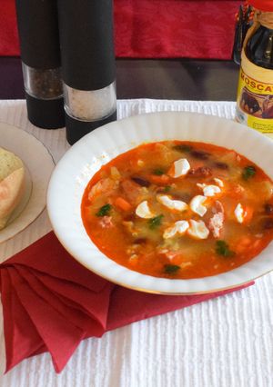 A picture of Red kidney bean soup with smoked ham.