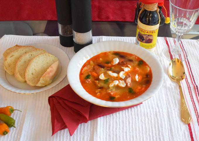 Red kidney bean soup with smoked ham