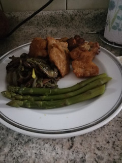 Una foto de Calugas de Merluza con verduras salteadas