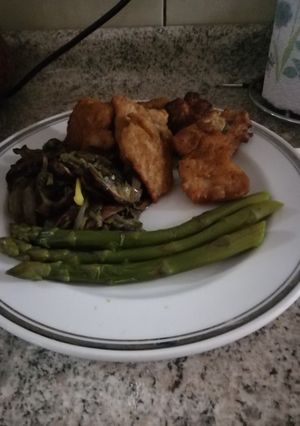 Una foto de Calugas de Merluza con verduras salteadas