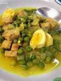 Huevos de codorniz con guisantes