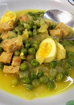 Una foto de Huevos de codorniz con guisantes