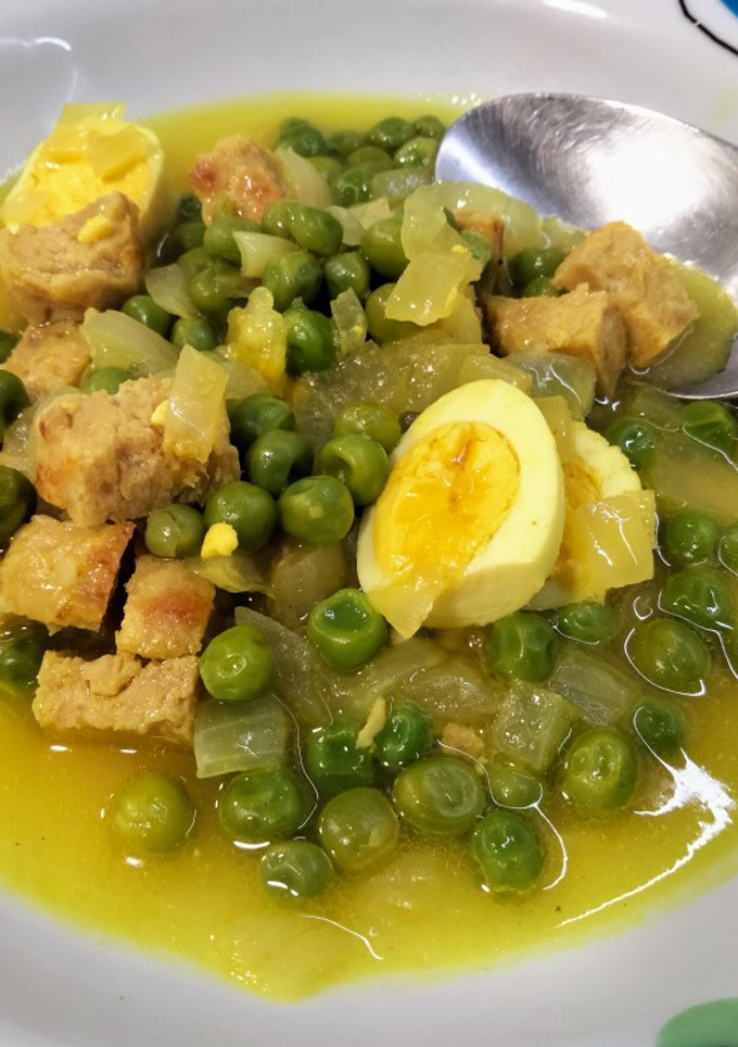 Una foto de Huevos de codorniz con guisantes