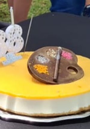 Una foto de Semifrío de limón 30cm con base de galleta