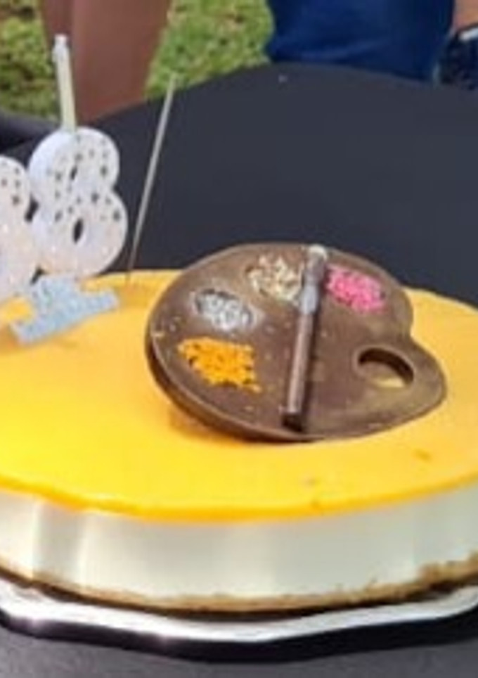Una foto de Semifrío de limón 30cm con base de galleta