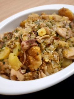 Una foto de Patatas a la importancia con chipirones (Receta de madre)