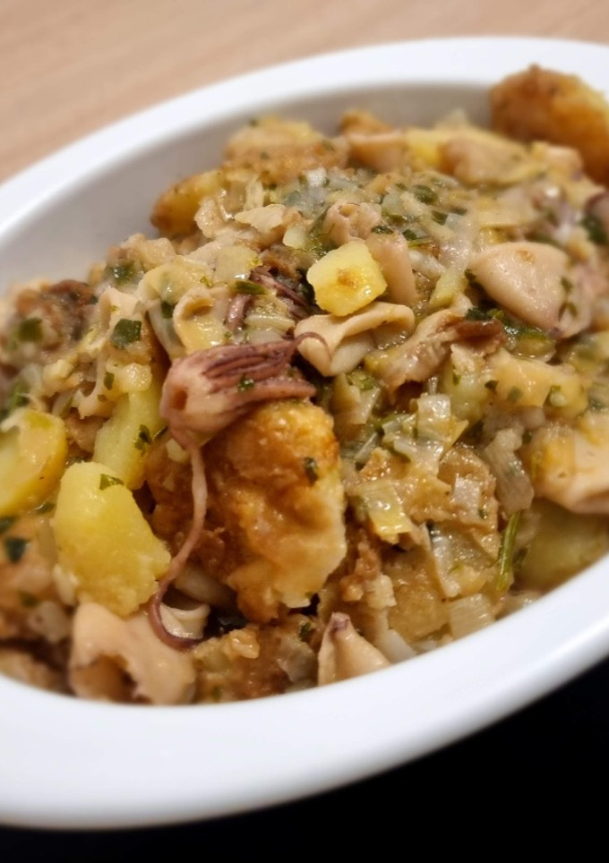 Una foto de Patatas a la importancia con chipirones (Receta de madre)
