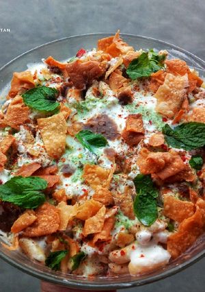 A picture of Dahi Phulki+Papri Chana Chat 😋😋😋.