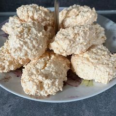 Coconut meringues (kokosové pusinky) 🥥 A picture of Coconut meringues (kokosové pusinky) 🥥.