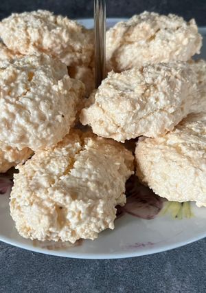 A picture of Coconut meringues (kokosové pusinky) 🥥.