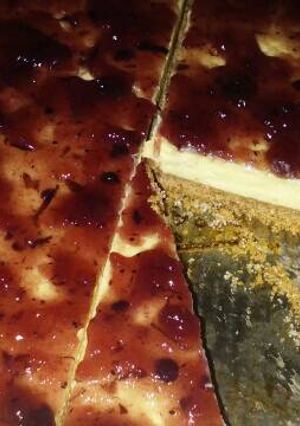 Una foto de Cheesecake con mermelada de arándanos