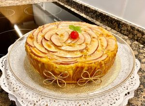 Foto principal de Tarta de queso con manzanas caramelizadas. (Cheesecake with caramelized apples.)