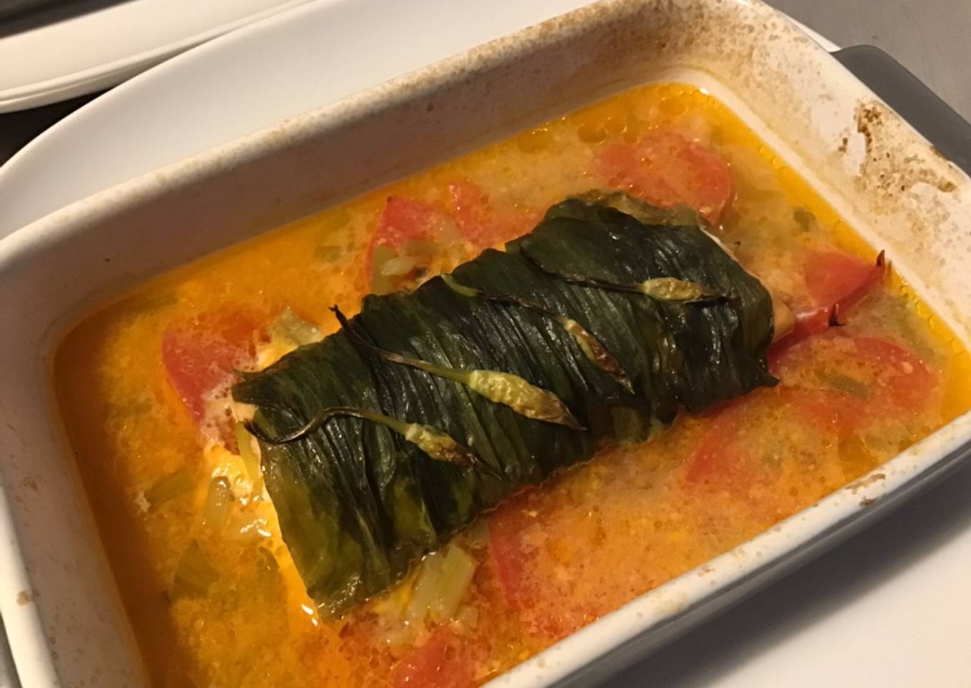 Pavés de saumon frais à l ail des ours,tomate rose et bouillon maison