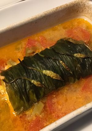 Une photo de Pavés de saumon frais à l ail des ours,tomate rose et bouillon maison