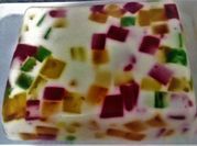 Una foto de postre de mora con crema de leche