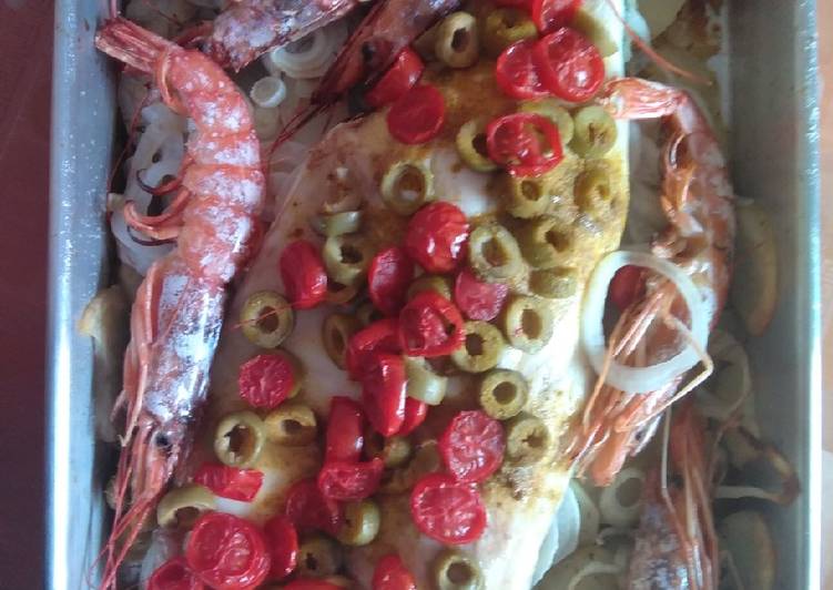 Lubina al horno con gambón, aceituna y cherry