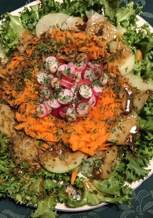 Une photo de Frisée aux concombre carottes et radis sauce balsamique