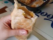 Una foto de empanada de pollo con setas