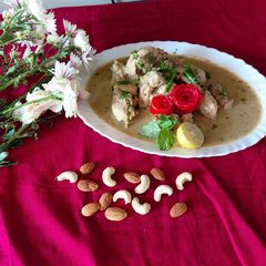 A picture of White chicken creamy korma.
