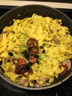 Una foto de Fettucines de Huevo al Óleo con Champiñones y Tomates Secos