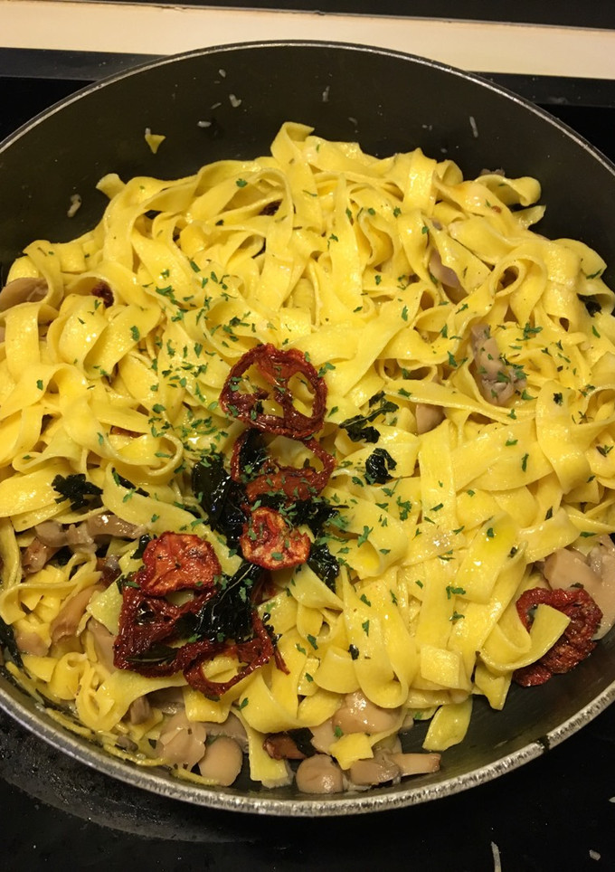 Una foto de Fettucines de Huevo al Óleo con Champiñones y Tomates Secos