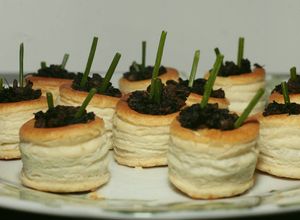 Una foto de Canapés para fiestas. Macetas de morcilla y manzana