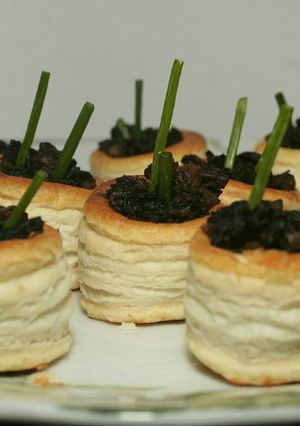 Una foto de Canapés para fiestas. Macetas de morcilla y manzana