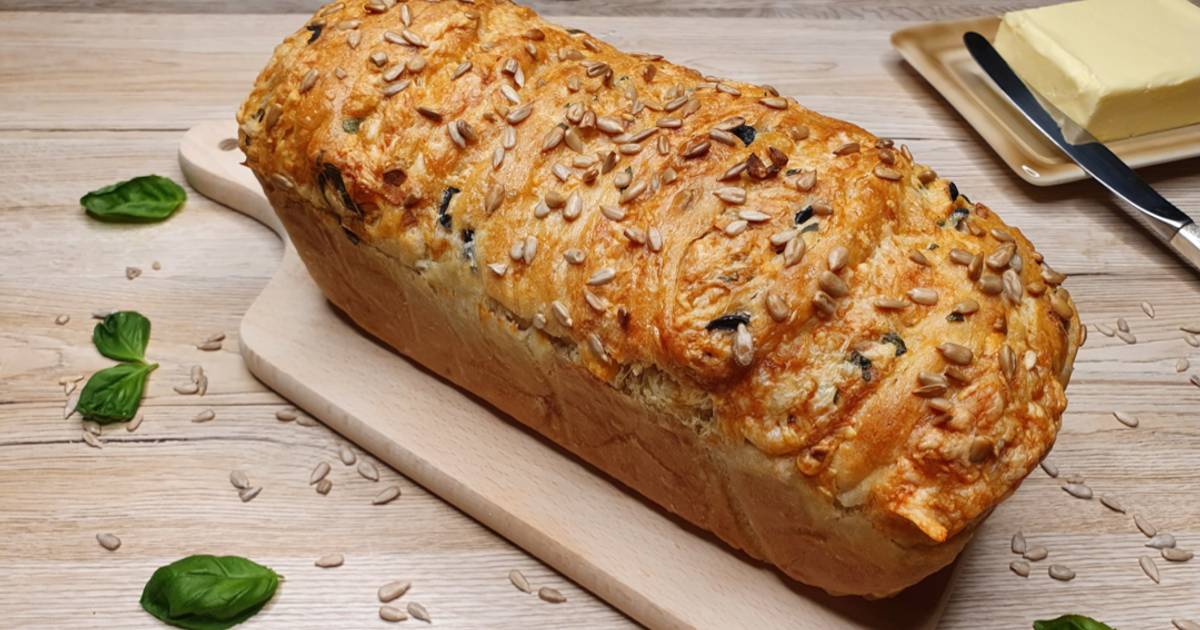 Рецепт запекания хлеба. Чесночный хлеб. Хлеб с чесноком. ДОМАШНИЙХЛЕ С чесноком. Хлеб с чесночным маслом.