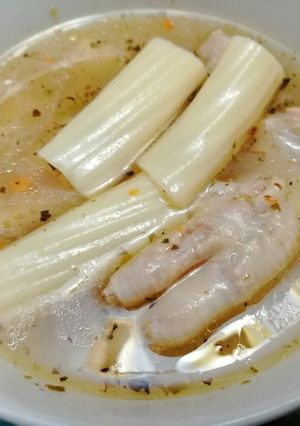 Una foto de Sopa de Pata de Gallina y Macaronis