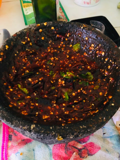 Una foto de Salsa tatemada en molcajete