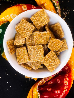 तिल गुड़ की चिक्की (til gur ki chikki recipe in Hindi) रेसिपी मुख्य फोटो